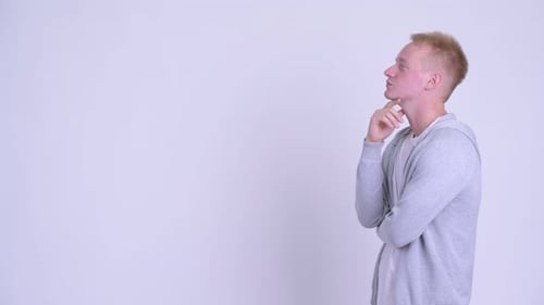 Profilansicht von Happy Young Blonde Hübscher Mann Denken