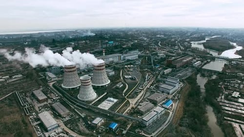 Kraftwerk im Industriegebiet