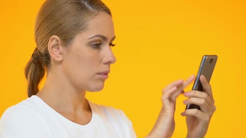 Aufgeregte Dame beim Scrollen auf dem Smartphone, Jackpot im Online Casino gewinnen, Lotterie