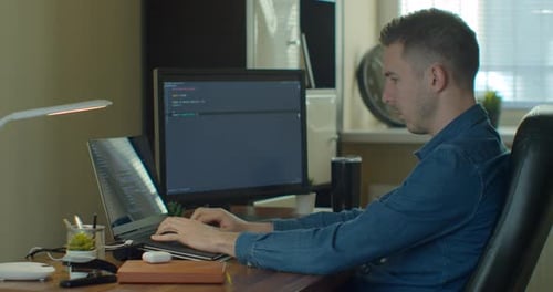 Hombre que codifica HTML y programación en monitores de pantalla, desarrollo web, desarrollador