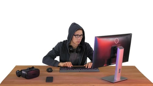 Hacker tippt schnell am Computer auf weißem Hintergrund.