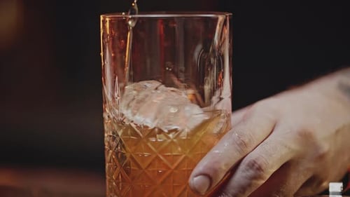 Erfahrener Barkeeper rührt Cold Ready-Cocktail im Glas