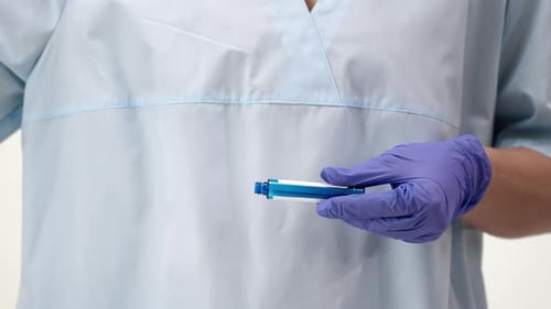 Epidemiologe führt Test auf Coronavirus Covid 19 durch. Ein Tupfer gegen Infektionen.