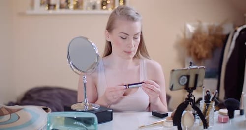 Maquilladora Youtuber femenina que ejecuta un curso de maquillaje en línea