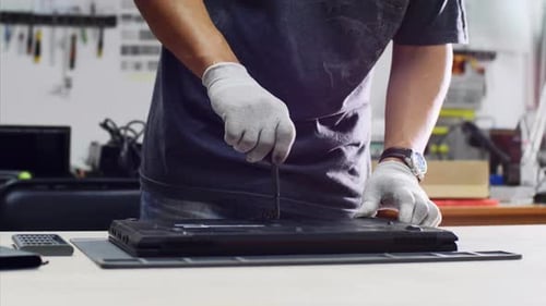 Techniker sammelt Laptop nach der Reparatur Schrauben Deckel beendet Upgrade in der Werkstatt