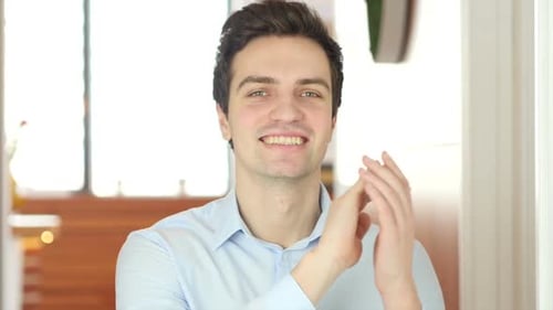 Applaudierender, klatschender Mann im Amt
