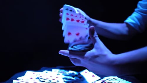 Handmagier beim Ausführen von Tricks mit Deckkarten