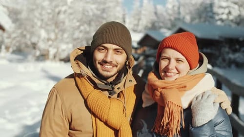 Porträt eines jungen freudigen Paares im Freien am Wintertag