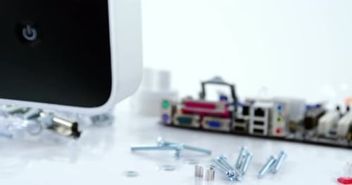 Nahaufnahme von Computermonitor und Teilen für die Reparatur