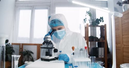 Chemielabor Experte bei der Arbeit