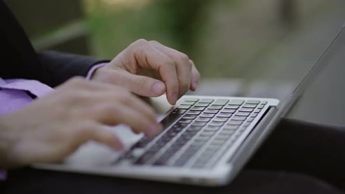 Mains mâles tapant sur le clavier de l'ordinateur
