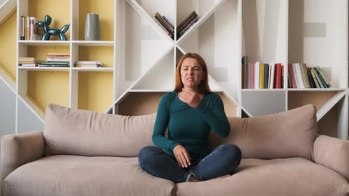 Eine junge Frau runzelt die Stirn bei dem schlechten Geruch im Zimmer. Verdorbene Luft