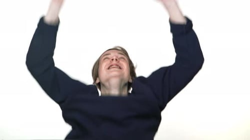 Retrato de un adolescente feliz con aparatos ortopédicos emocionado expresando placer comportándose como un ganador