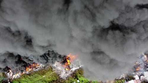 Bâtiment en feu. Grande explosion de flammes