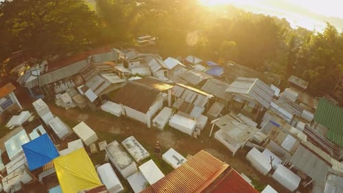 Vista aérea del cementerio temprano en la mañana al amanecer en la ciudad de Coron