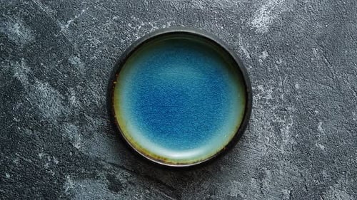 Rustikale Keramikschale mit brauner und blauer Glasur