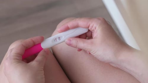 женщина проводит тест утром с использованием контейнера