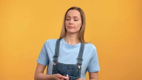 Portrait Indifference Woman Gesturing Dont Know Not Sure Thinking with Puzzlement Face Expression