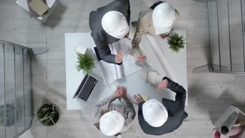 Vier Architekten geben High Five