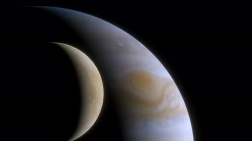 Eismond Europa auf dem Hintergrund des großen Gasplaneten Jupiter