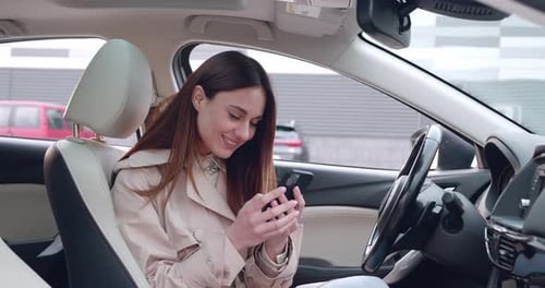 Mujer en el coche escribiendo mensaje