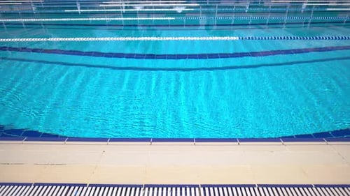 Olympischer Schwimmbad-Hintergrund Heller Sonnentag