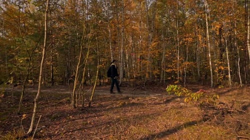 Weibliches Wandern im Herbst
