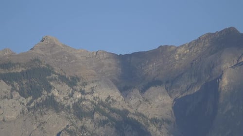 Panoramique à droite des montagnes rocheuses