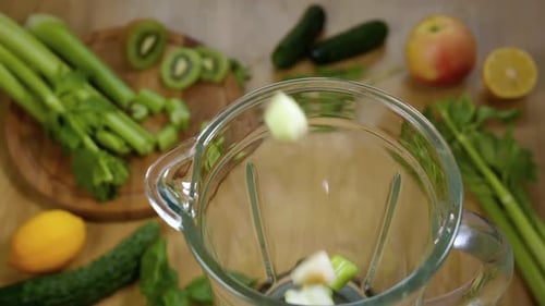 Gemüse fällt im Mixer