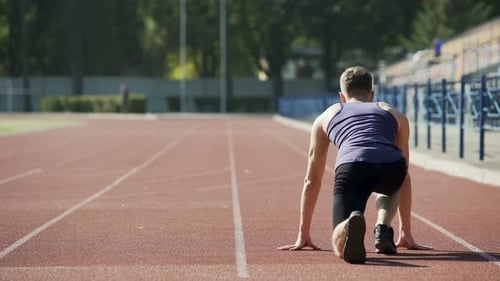 Männlicher Athlet beginnt zu laufen, trainiert seinen Körper und seine Ausdauer, aktive Lebensweise