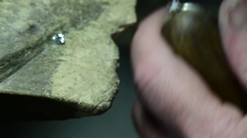 Nahaufnahme der Herstellung von Eheringen durch Goldsmith Isoliertes Filmmaterial