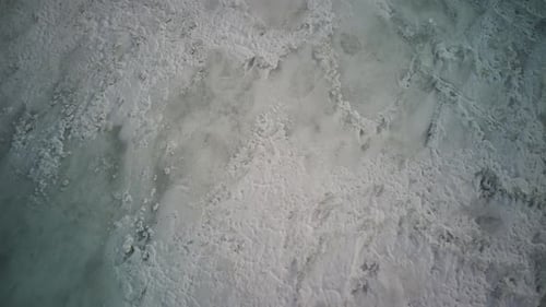 Vista aérea de la textura del hielo en la temporada de invierno