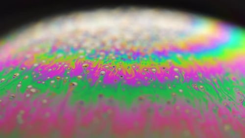 Die
Makroaufnahme einer Seifenblase erzeugt einen farbenfrohen und psychedelischen Hintergrund. Farben des Regenbogens