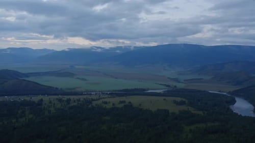 Luftaufnahme von einer Drohne auf einem majestätischen Tal im Altai unter Sonnenuntergang