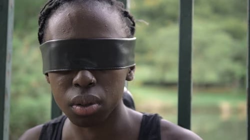 jeune prisonnière africaine avec les yeux bandés