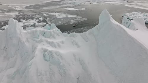 Drohne über Meer und Eis von Ilulissat Icefjord
