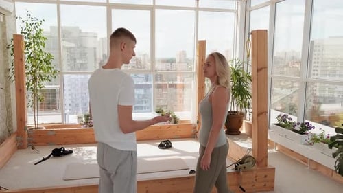 Couple de sportifs discutant d'un simulateur