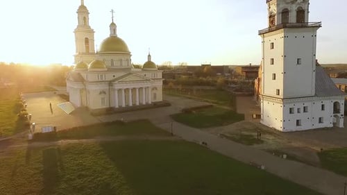 Vista aérea de la Catedral de la Transfiguración y la torre inclinada de Demidov en la soleada ciudad de otoño 08