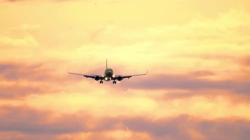 Coucher de soleil ardent, ciel et avion