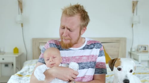 papá histéricamente tratando de dormir a un bebé