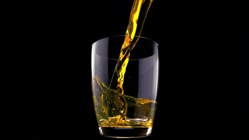 Orangenwasser gießt ins Glas, Zeitlupe