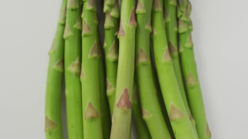 Video von Nahaufnahme von frischem Spargel auf weißem Hintergrund