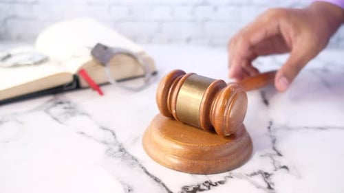 Primer plano de la mano de una persona que golpea el mazo