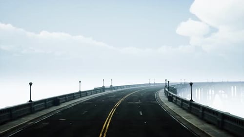 Ponte longa em Nevoeiro Nebuloso