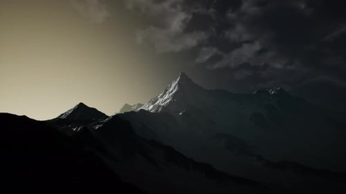 Montañas en cielo nublado por la noche