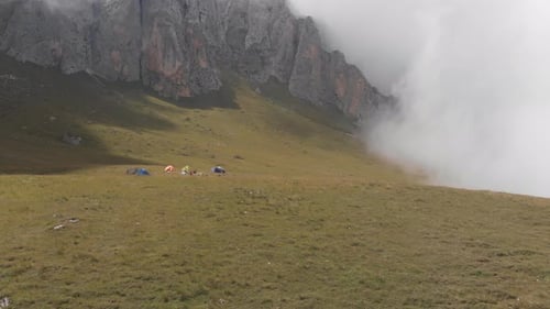 Luftaufnahme eines Lagers der Bergsteiger in den Bergen inmitten der Wolken.
