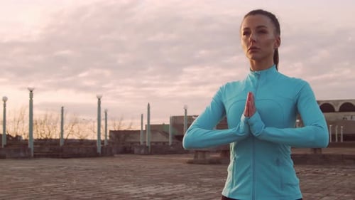Junge, schöne und sportliche Frau beim Abendtraining im Freien.
