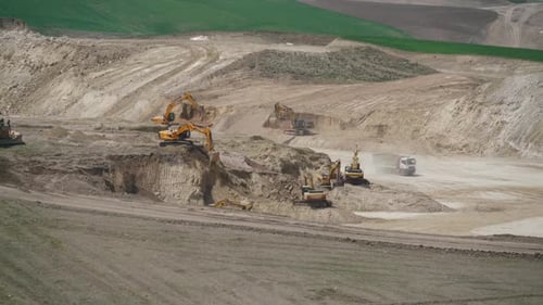 Ausgrabungsmaschinen und Muldenkipper arbeiten auf dem Land