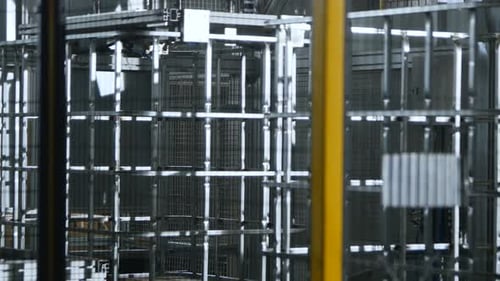 Kamera zeigt Zwischenrahmen für Großbehälter aus Metall