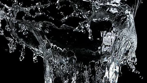 Eau jaillissant sur fond noir, ralenti